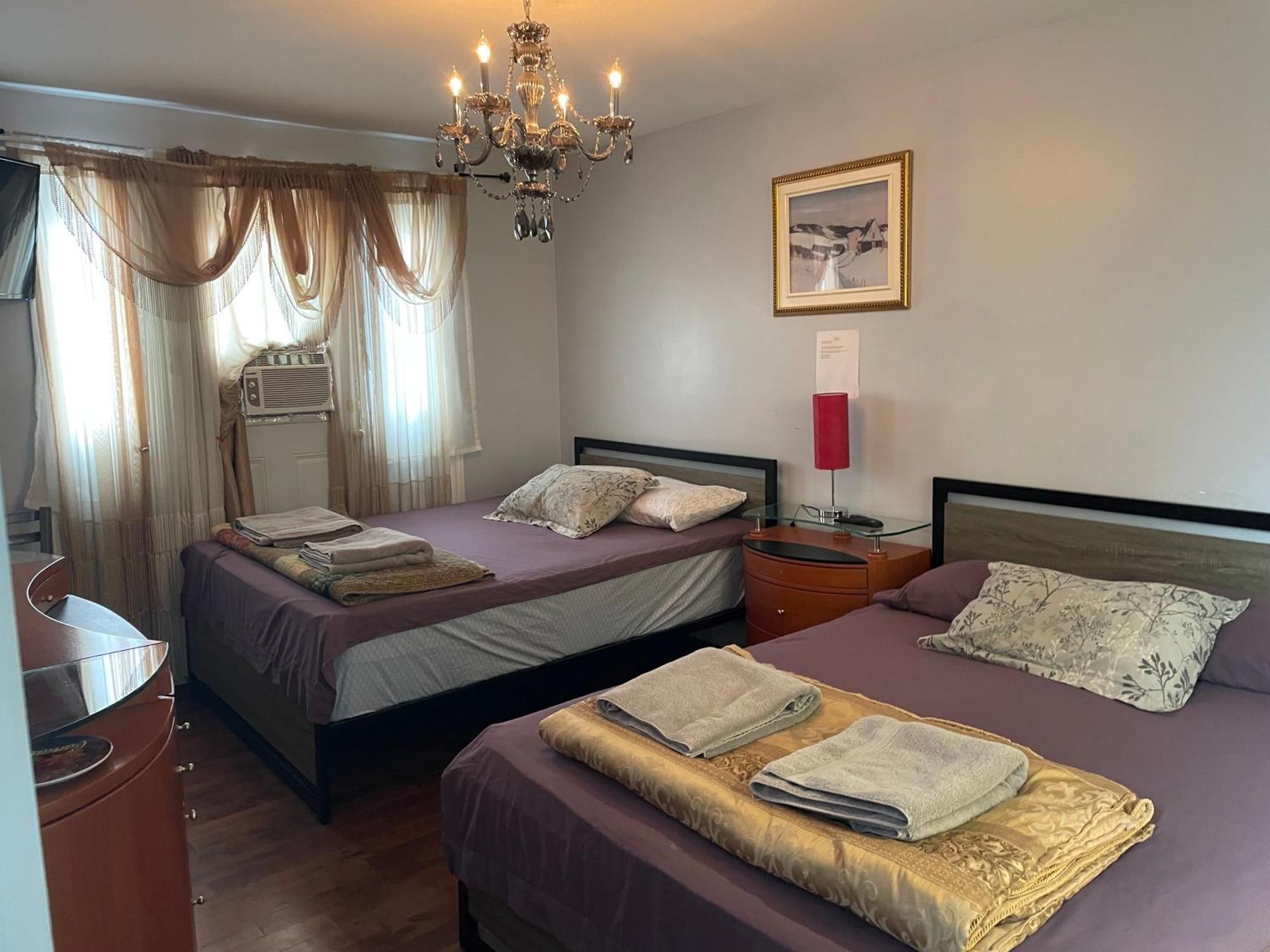 Self Service Small Breakfast, 2 Double Beds Private Room Montreal Exterior photo